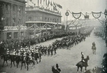 El contingente naval cruzando el Puente de Londres hacia Southwark, Londres, 1897