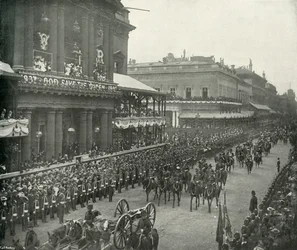 La Procesión Real: Ayudantes de Campo pasando el United Service Club, c1897