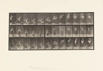 Placa 230. Levantando una cesta de 30 lb del suelo a la cabeza, girando, 1885