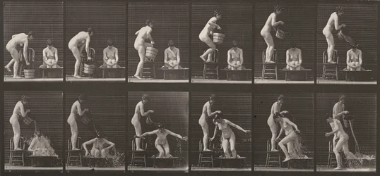 Lámina n.º 406. Mujer vertiendo un cubo de agua sobre otra mujer