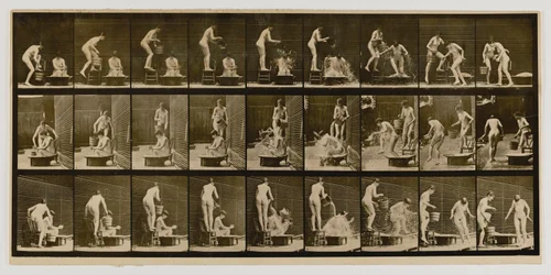 Mujer vertiendo agua sobre la cabeza de otra mujer, del libro Animal Locomotion