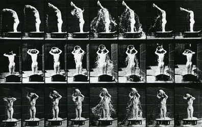 Mujer vertiendo una palangana de agua sobre su cabeza, ilustración de 