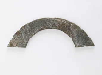 Placa delgada cortada en arco de círculo, del tipo huang, Changsha, provincia de Hunan, siglo IV-III a.C.