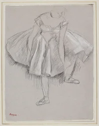 Bailarina ajustando su zapatilla
