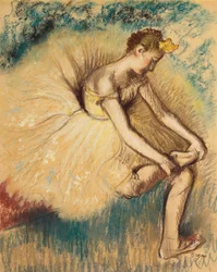 Una bailarina poniéndose el zapato