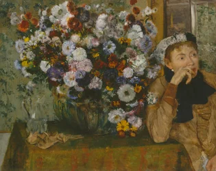 Una mujer sentada junto a un jarrón de flores