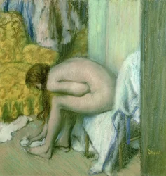 Después del baño, mujer secando su pie izquierdo