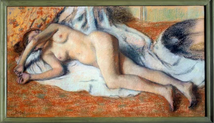 Después del baño o desnudo estirándose