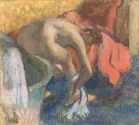 Después del baño, mujer secando su pierna