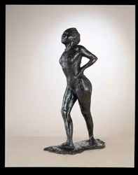 Bailarina en reposo, manos en las caderas, pierna derecha hacia adelante, c. 1881-1890 fundido 1919-1925