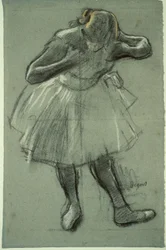 Bailarina inclinada hacia delante