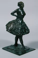 Bailarina en vestido casual, con las manos en las caderas, su pierna derecha hacia adelante, fundida c.1919-21