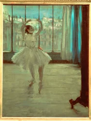 Bailarina frente a una ventana