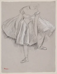 Bailarina ajustando su zapatilla, principios de 1880