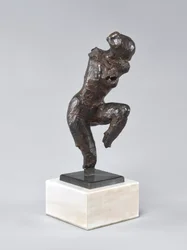 Mujer saliendo del baño