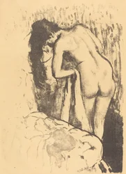 Mujer desnuda de pie, secándose