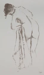 Mujer desnuda con toalla, de pie