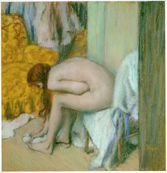 Desnuda, secándose los pies después del baño