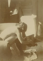 [Desnudo sentado]