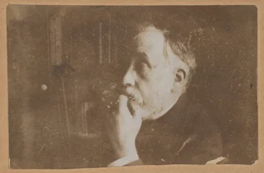 [Autorretrato en una biblioteca (mano en la barbilla)]