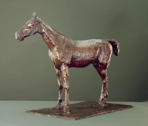 Caballo de pie (bronce)