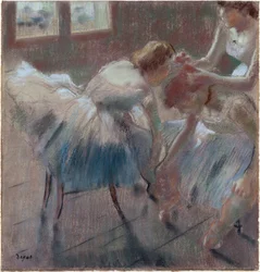 Tres bailarinas preparándose para la clase