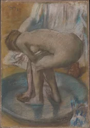 Mujer bañándose en una bañera poco profunda