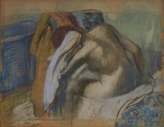 Mujer secándose el cabello después del baño