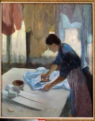 Mujer planchando a contraluz