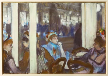 Mujeres en la terraza de un café al atardecer