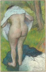 Joven mujer vistiéndose