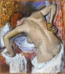 Mujer enjabonándose la espalda