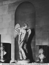 Cupido tallando su arco del garrote de Hércules, 1747-50 (mármol)