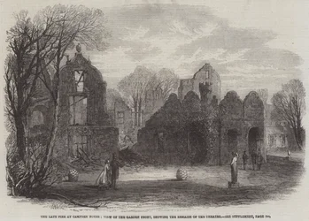 El reciente incendio en Campden House, vista del frente del jardín, mostrando los restos del teatro