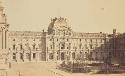 La Cour Napoléon y el Pavillon Sully vistos desde el ala Turgot del Louvre, París