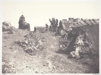 Cabañas de paja en Auvernia, con un calvario