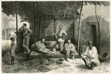 Instalación de la misión en Nango, para una estancia de 10 meses, con retratos de Gallieni y sus capitanes Valliere y Pietri, el Doctor Tautain así como sus intérpretes, guía y cantinera. Grabado de Riou, basado en un boceto del autor, para ilustrar