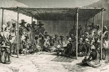 Firma del tratado que puso al país de Kita (antiguo Sudán francés, actual Malí) bajo el protectorado de Francia el 25 de abril de 1880 entre el Comandante Joseph Gallieni (1849-1916) y Tokontan Keita. Grabado por Riou, basado en un boceto del au