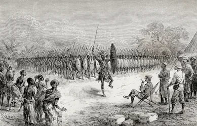 Sir Henry Morton Stanley observando una danza falange por los guerreros de Mazamboni en Usiri, 1890 (grabado en madera)