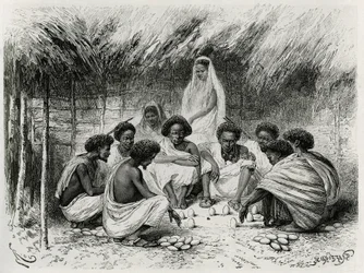 El juego de la copa, o juego de la mosca, frente a cada jugador su apuesta, aquí una berenjena en la arena, luego todos esperan en silencio a que una mosca se pose en un huevo y dibuje al ganador que gana todas las apuestas, en somalí (o somalíes). Grabado