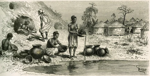 Mujeres en el pueblo de Koumakhana lavan oro, en el fondo, hombres buscan oro en galerías subterráneas. Grabado por Riou, ilustración de la historia “Exploración del Alto Níger (Alto Níger)” (actual Malí) por el Comandante Joseph Gallieni (1849-1916) de la