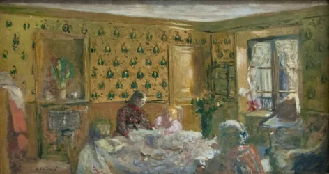 Junto a la mesa de trabajo