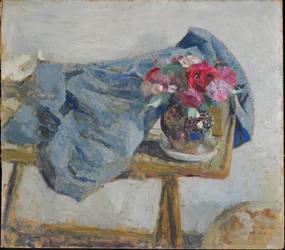 Rosas rojas y telas sobre una mesa