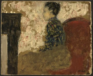 Mujer sentada junto a la chimenea