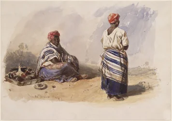Dos vendedoras ambulantes de color; una sentada junto a una bandeja y la otra de pie, vista de espaldas