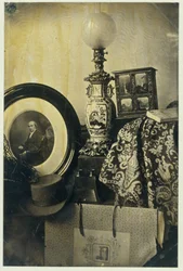 Bodegón con retrato fotográfico de Asser, estereoscopio y cartera