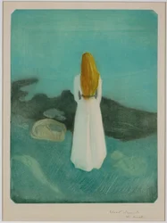 Mujer joven en la orilla del mar