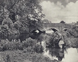 Sobre el puente del pueblo, Stockbridge (foto en blanco y negro)