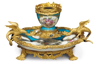 Un tintero estilo Sevres de William IV, porcelana probablemente del siglo XVIII, bronce dorado c.1835-40