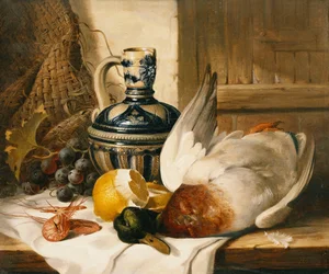 Un ánade real, una jarra, un limón pelado, uvas y camarones en un borde cubierto